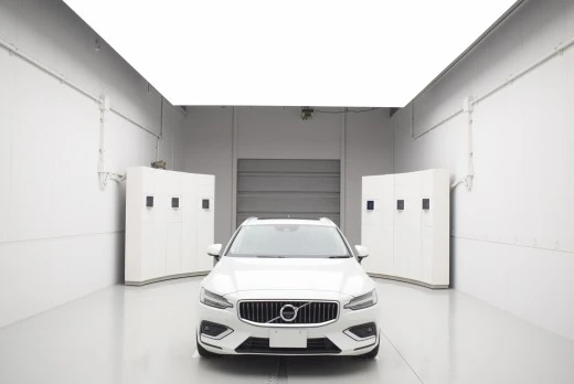 JU Gifu's advanced photography system capturing a Volvo at Japan Car Auction, using indirect lighting for high-quality images.